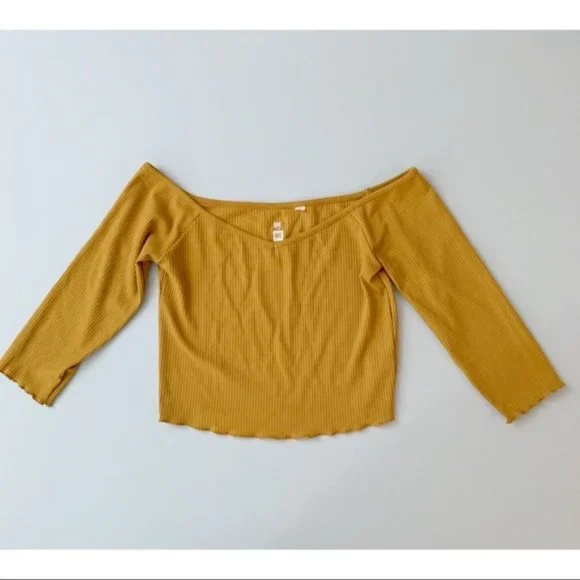 ME TO WE Off Shoulder Crop Top - Picture 2 of 8